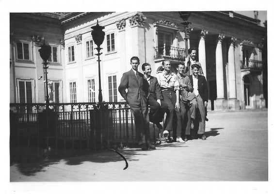 Mężczyźni stojący przed Pałacem na Wyspie. 