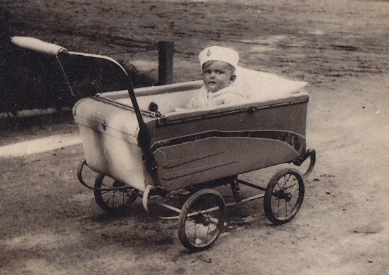 Dziecko siedzące w wózku.