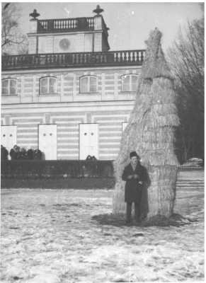 Mężczyzna stojący zimą przed Białym Domem w Łazienkach Królewskich.