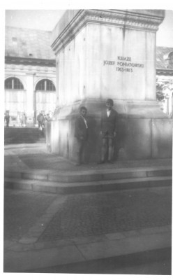 Dwaj chłopcy stoją pod pomnikiem.