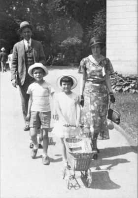 Mężczyzna, kobieta i dwoje dzieci na spacerze w Łazienkach. 