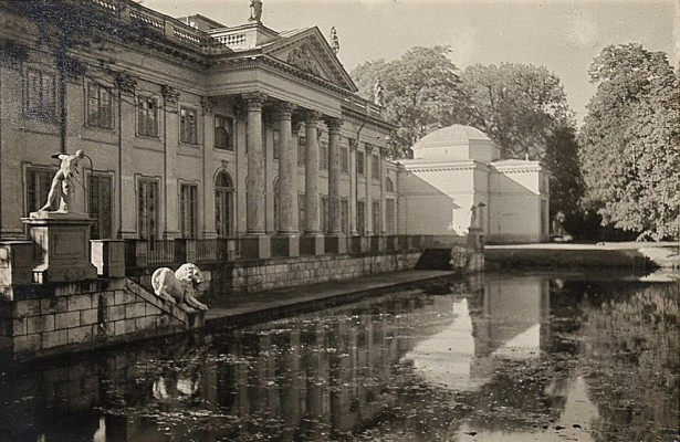 Archiwalne zdjęcie Pałacu na Wyspie w otoczniu wody.