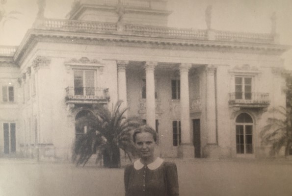 Kobieta stojąca przed Pałacem na Wyspie. 