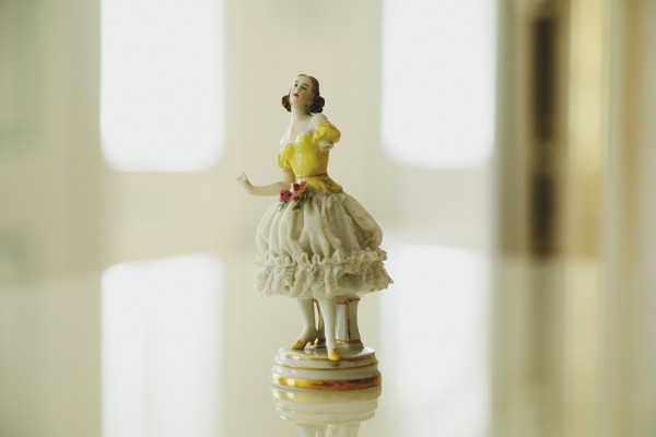 Porcelanowa figurka tancerki w żółtej sukience.