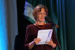 Małgorzata Kowalska, przewodnicząca jury, wykłasza laudację