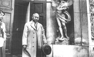 Mężczyzna stojący przed wejściem do Pałacu Myślewickiego.