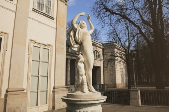 Posąg Bachantki, przed Pałacem na Wyspie, przedstawiający tańczącą kobietę.