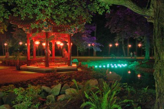 Wzorowane na chińskie altany w łazienkowskich ogrodach, oświetlone światłem ze stojących nieopodal latarni.
