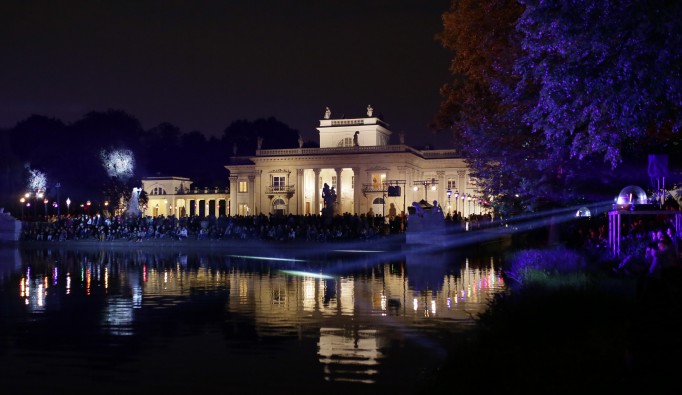 Pałac na Wyspie nocą oświetlony iluminacją.