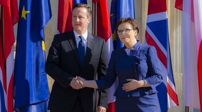 Premier Wielkiej Brytanii David Cameron i premier Polski Ewa Kopacz przed Pałacem na Wyspie, w tle flagi obu państw.
