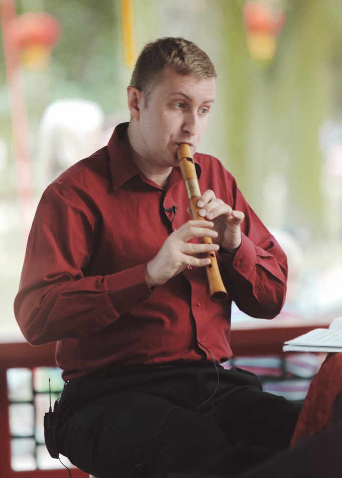 Mężczyzna grający na flecie.