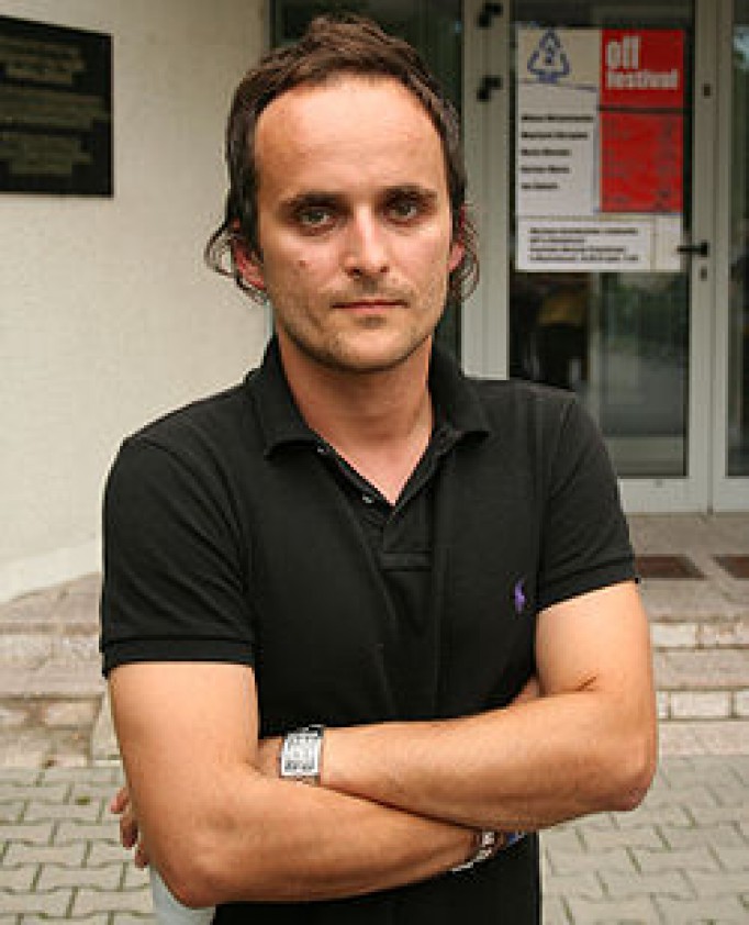 Zdjęcie przedstawiające wokalistę Artura Rojka.