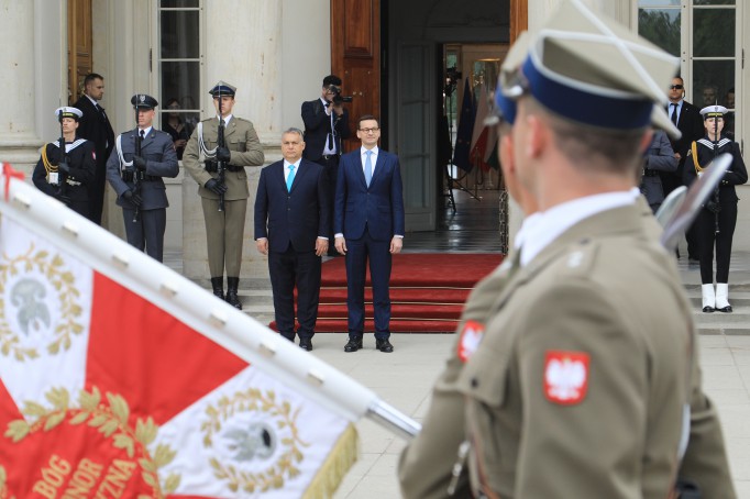 Premierzy Polski i Węgier przed Pałacem na Wyspie w otoczeniu warty honorowej.