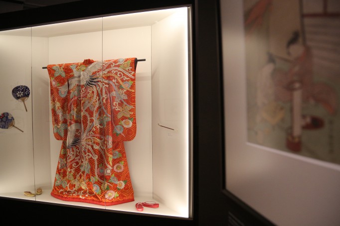 Japońskie kimono w gablocie wystawowej.