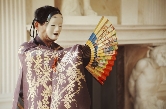 Aktor w kimonie i masce z wachlarzem w ręku.