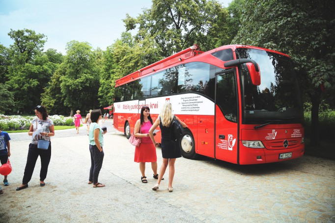 Dwie kobiety stoją przed autobusem.