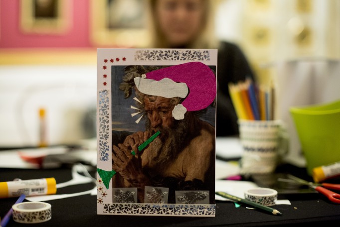 Kartka świąteczna wykonana kolażem - Satyr grający na flecie ma na głowie czapkę świętego Mikołaja.