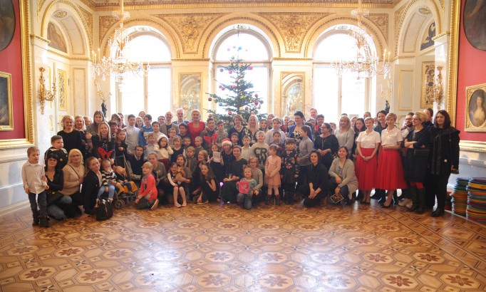 Grupa kilkudziesięciu dzieci pozuje do zdjęcia w Sali Salomona w Pałacu na Wyspie.