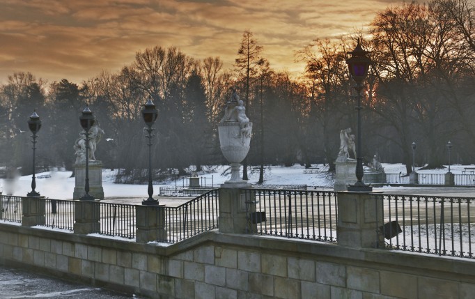 Taras Pałacu na Wyspie zimą, widoczne są latarnie, rzeźby i drzewa.