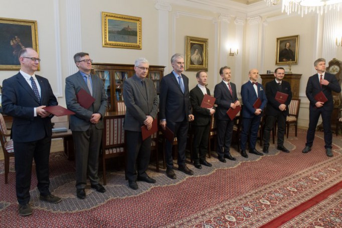 Powołanie Rady Instytutu POLONIKA, członkowie rady stoją obok siebie w rzędzie z aktami powołania.