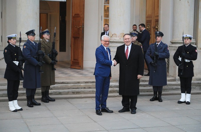 Szefowie dyplomacji Polski i USA przed Pałacem na Wyspie, za nimi stoją dwaj żołnierze z warty honorowej.