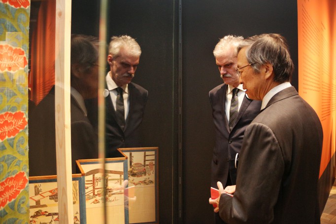 Dwóch mężczyzn zwiedza wystawę.