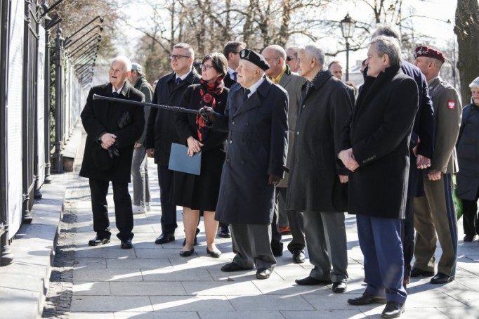 Grupa stojących osób.