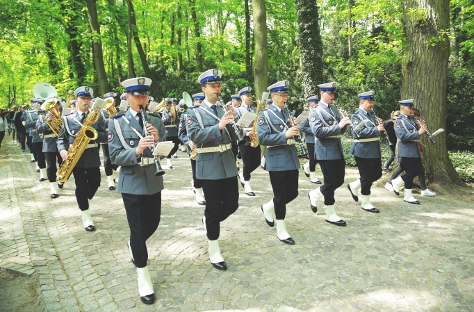 Parada orkiestry policyjnej w ogrodach Łazienek Królewskich.