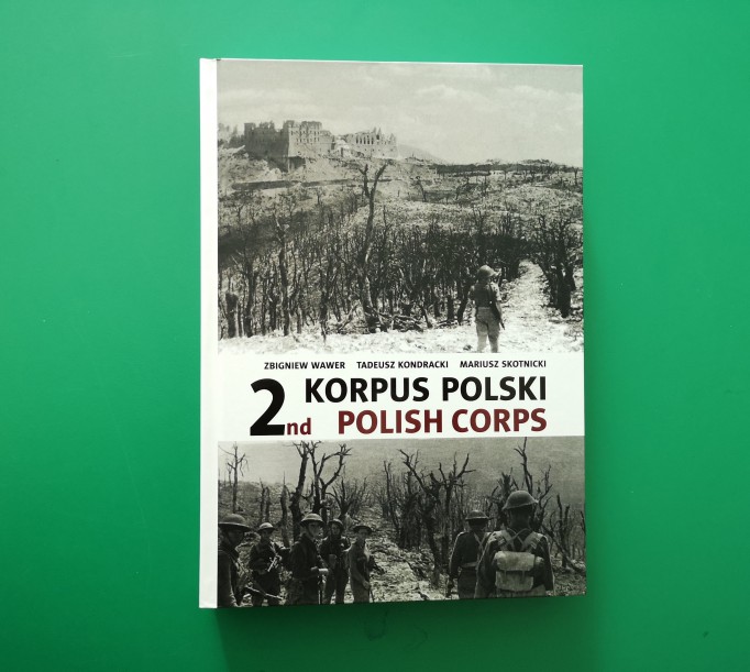 Okładka książki, na której widnieje czarno-białe zdjęcie wzgórza Monte Cassino.