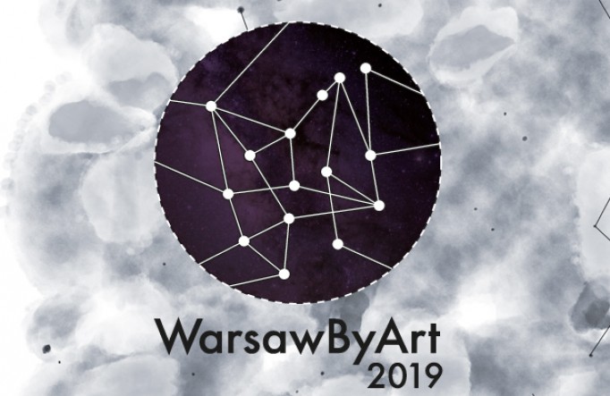 Znak graficzny Warsaw by Art, przedstawiający filetową kulę wypełnioną białymi liniami, poniżej napis Warsaw by Art.