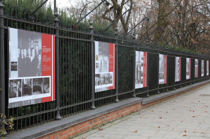 Plansze wystawowe wiszą na ogrodzeniu łazienkowskiego ogrodu. 