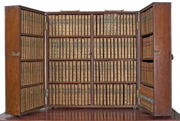 VIII-wieczna biblioteczka z książkami.