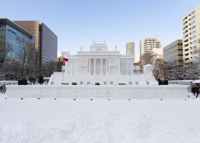 Pałac na Wyspie wykonany ze śniegu i lodu. 