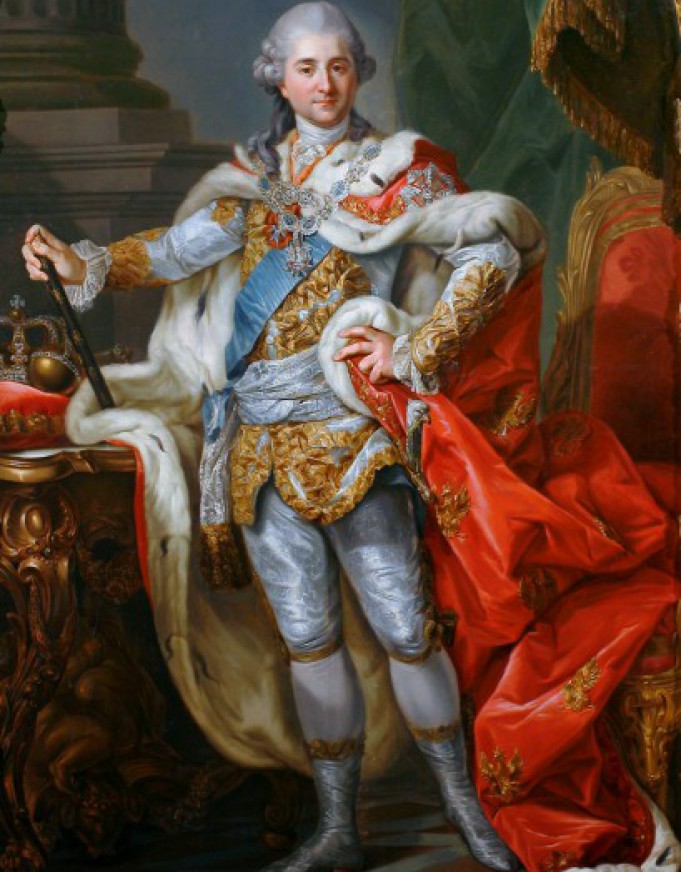 Stanisław August w stroju koronacyjnym, król stoi ubrany w czerwony płaszcz z kołnierzem z gronostaja, przepasany szarfą.