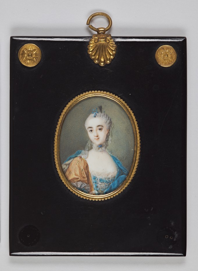 Miniatura przedstawiająca portret młodej kobiety, w XVIII-wiecznej sukni.