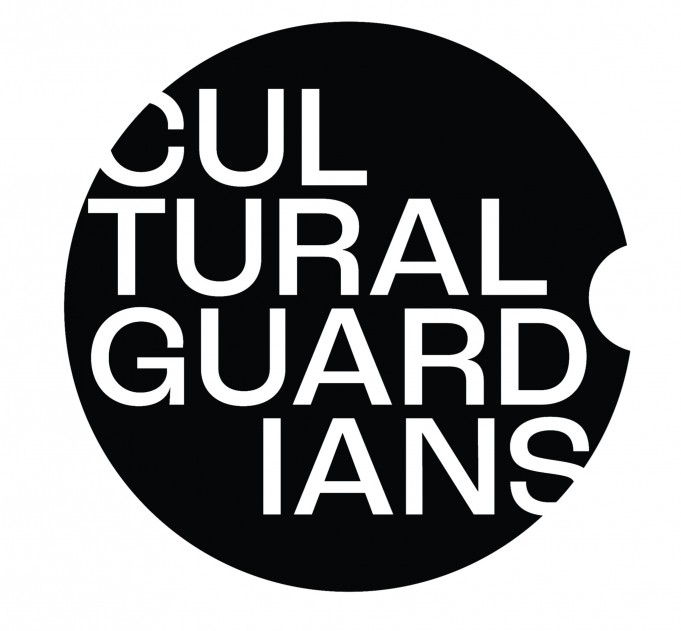 Biały napis Cultural Guardians na czarnym, okrągły tle. 
