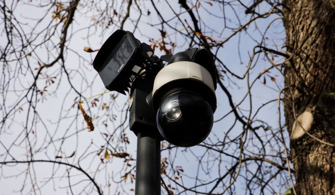 Kamera zewnętrzna ustawiona na tle gałęzi drzewa. 