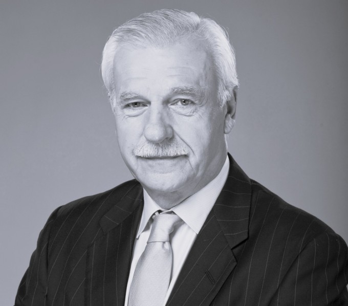 Zdjęcie przedstawiające popiersie mężczyzny w garniturze. 