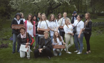 Grupa młodych osób pozuje do zdjęcia.