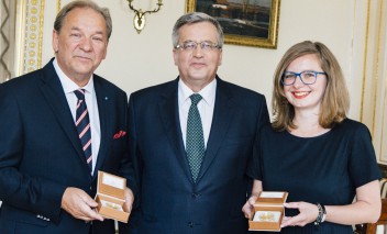 Dwóch mężczyzn i kobieta stoją i pozują do zdjęcia.