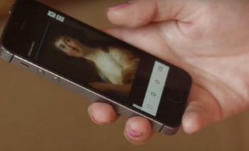 Telefon w ręku.