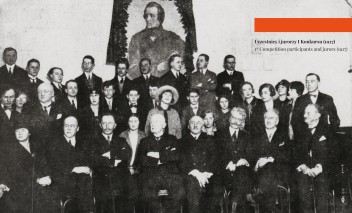 Archiwalne grupowie zdjęcie ludzi, siedzących i stojących.