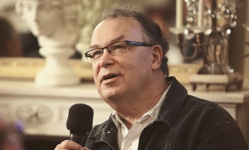 Mężczyzna z mikrofonem w ręku.