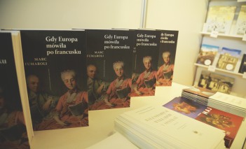 Książki leżące na stoisku wystawienniczym.