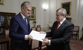 Dyrektor Muzeum Łazienki Królewskie otrzymuje z rąk ministra kultury dokumet.