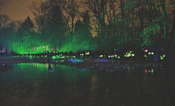 Ogrody wieczorem oświetlone zielonym świtłem.