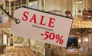 Napis SALE Łazienek Królewskich - 50 proc., nałożony na zdjęcie, na którym widać w tle widać fragmenty obrazów i mebli.