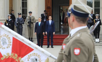 Premierzy Polski i Węgier przed Pałacem na Wyspie w otoczeniu warty honorowej.