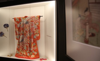 Japońskie kimono w gablocie wystawowej.