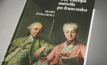 Okładka książki, na której widoczni są mężczyzna i kobieta w strojach z epoki.